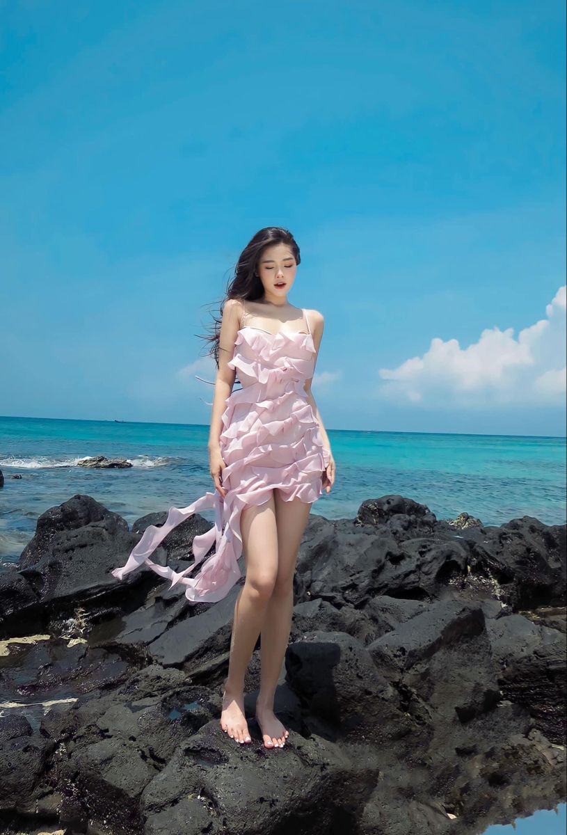 Dáng đứng thư thái trong nắng biển dịu