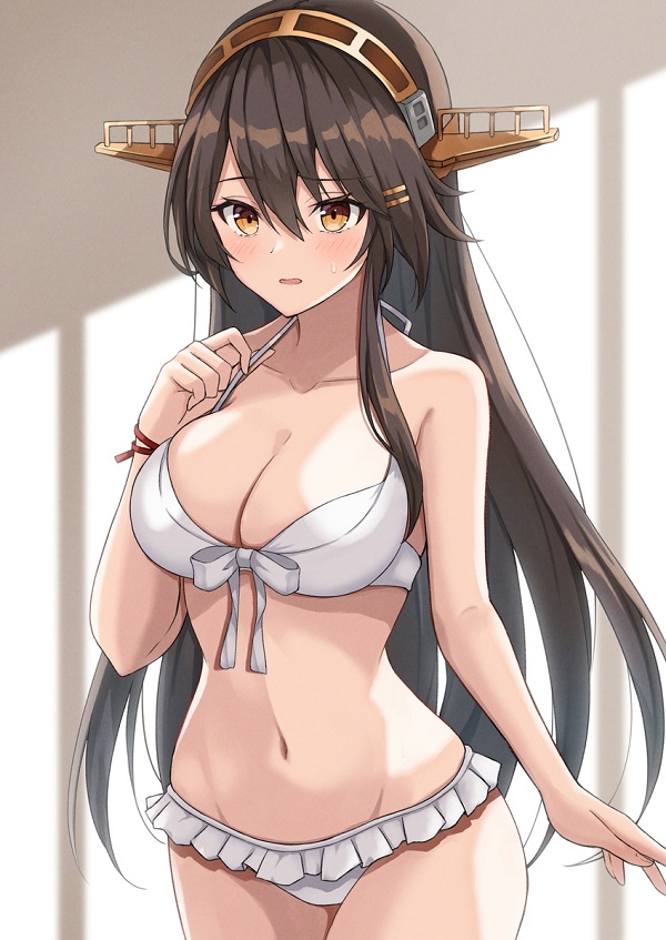 Gái anime tóc ngắn đang nhảy sóng biển