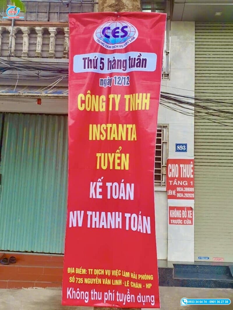 Băng rôn tuyển dụng nằm dọc treo trên cây