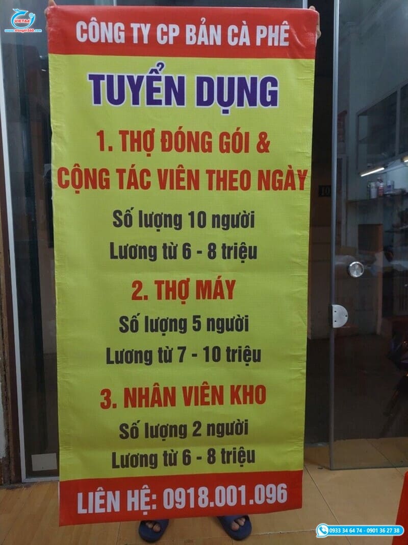 Băng rôn tuyển dụng nằm dọc