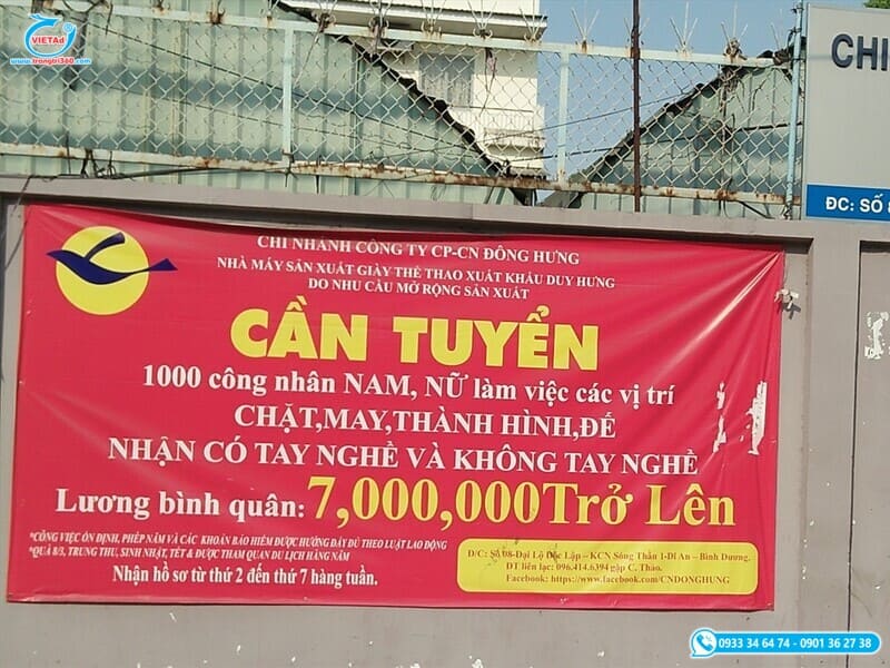 Mẫu băng rôn tuyển dụng nền đỏ kết hợp chữ vàng trắng nổi bật