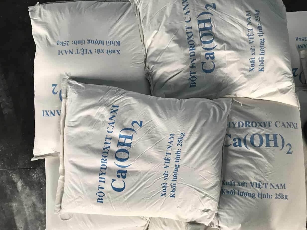 Ca(OH)2 là một bazo mạnh và sử dụng phổ biến hiện nay