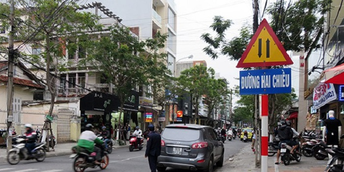 Biển báo đường 2 chiều W.204 cảnh báo cho người tham gia giao thông 