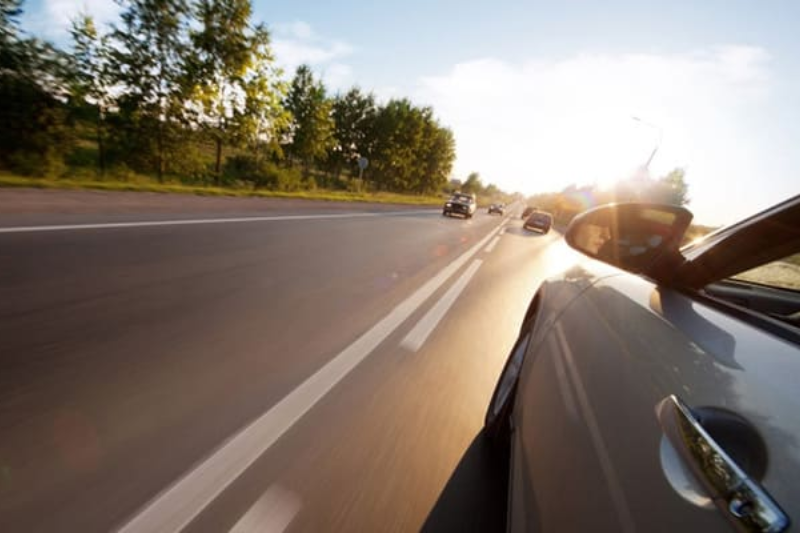 Tuân thủ luật giao thông khi di chuyển trên đường 2 chiều