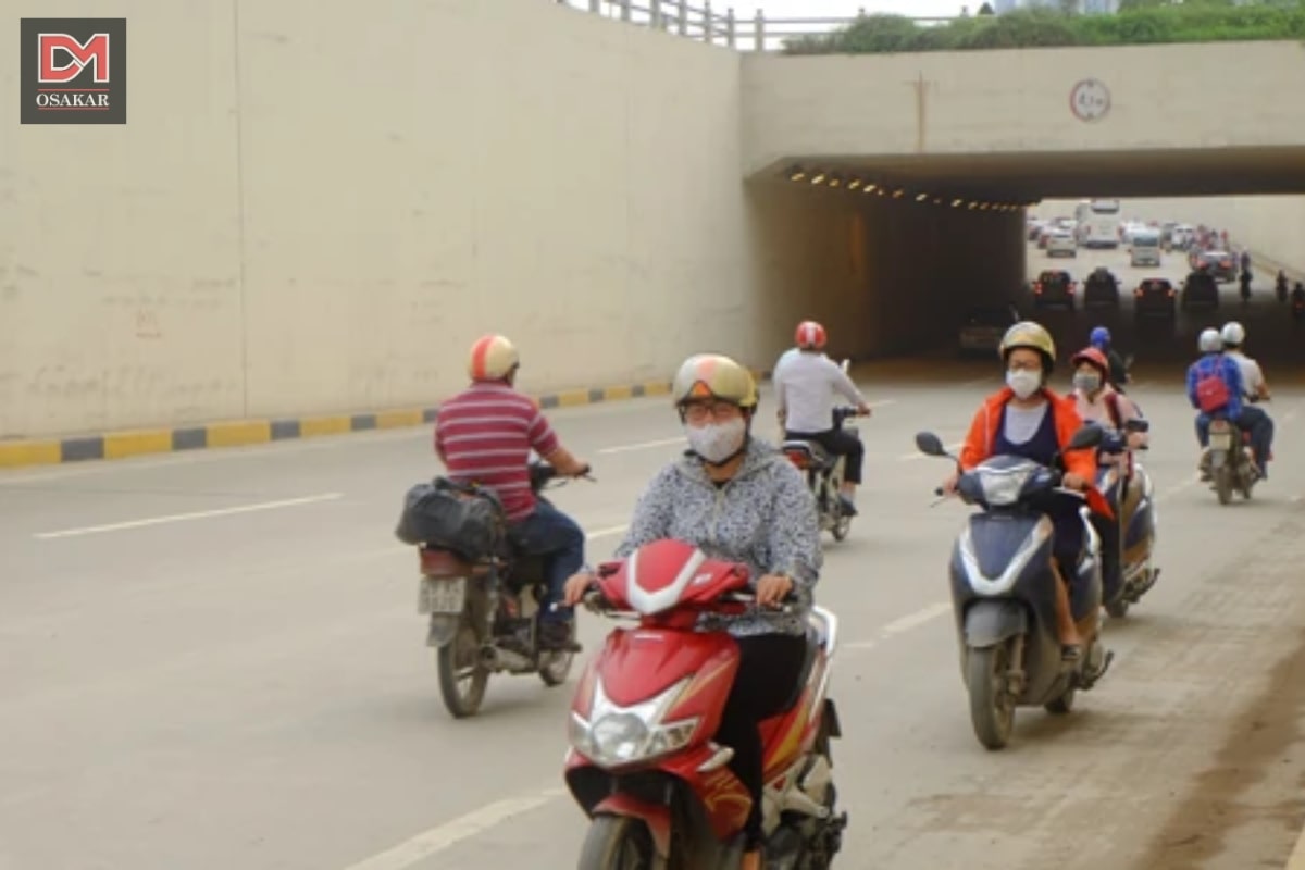 Người vi phạm đi ngược chiều trong hầm chui.