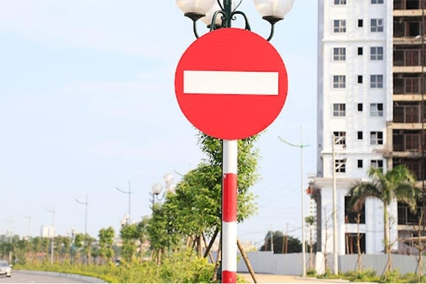 Biển báo cấm đi ngược chiều là biển báo gì? Ý nghĩa và đặc điểm