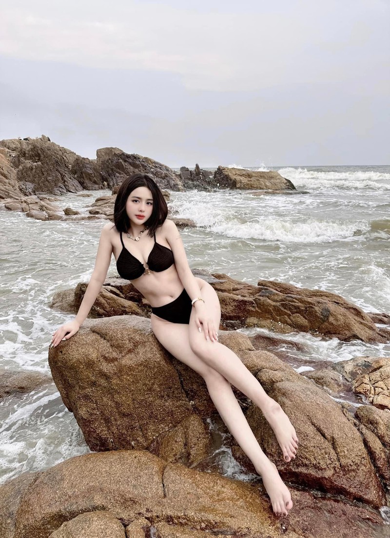 Ngắm ảnh gái cởi quần lộ bikini lọt khe