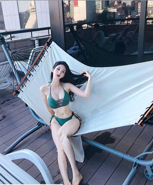 Hình hot girl mặc bikini màu đen tạo dáng trên biển