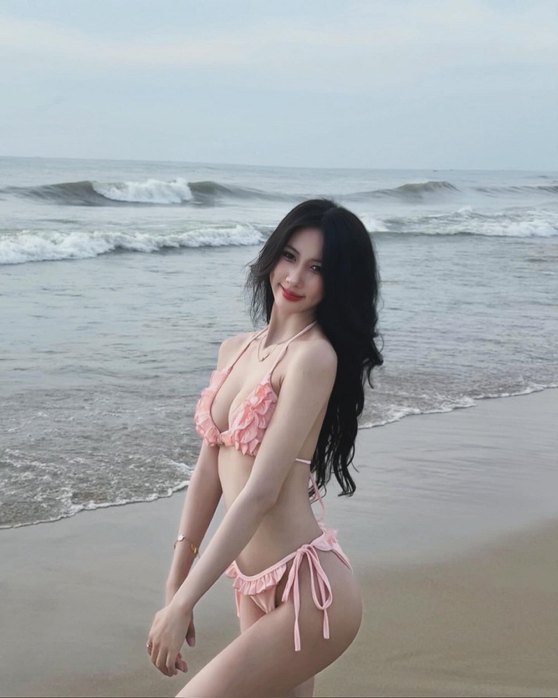 Gái xinh mặc bikini hở màu đen khoe cặp vú ra ngoài