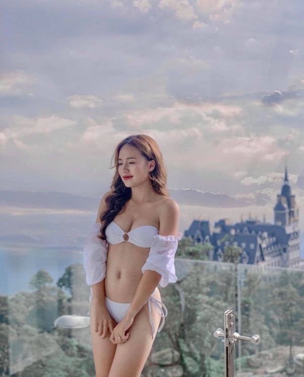 Ảnh gái đẹp tóc dài mặc bikini màu tím