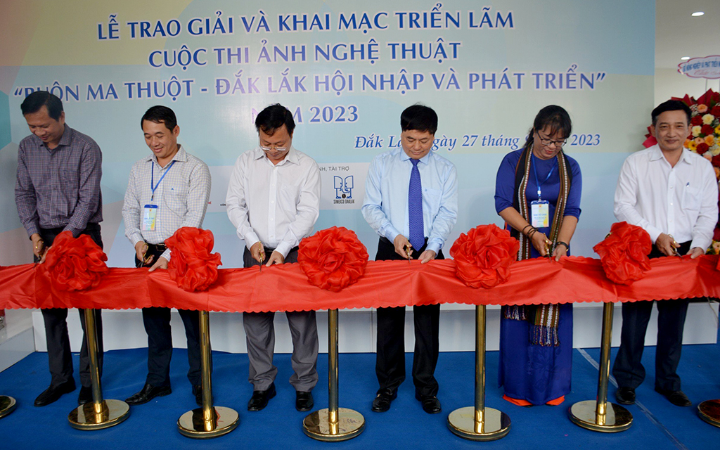 Triển lãm hình ảnh đẹp về Buôn Ma Thuột - Đắk Lắk hội nhập và phát triển