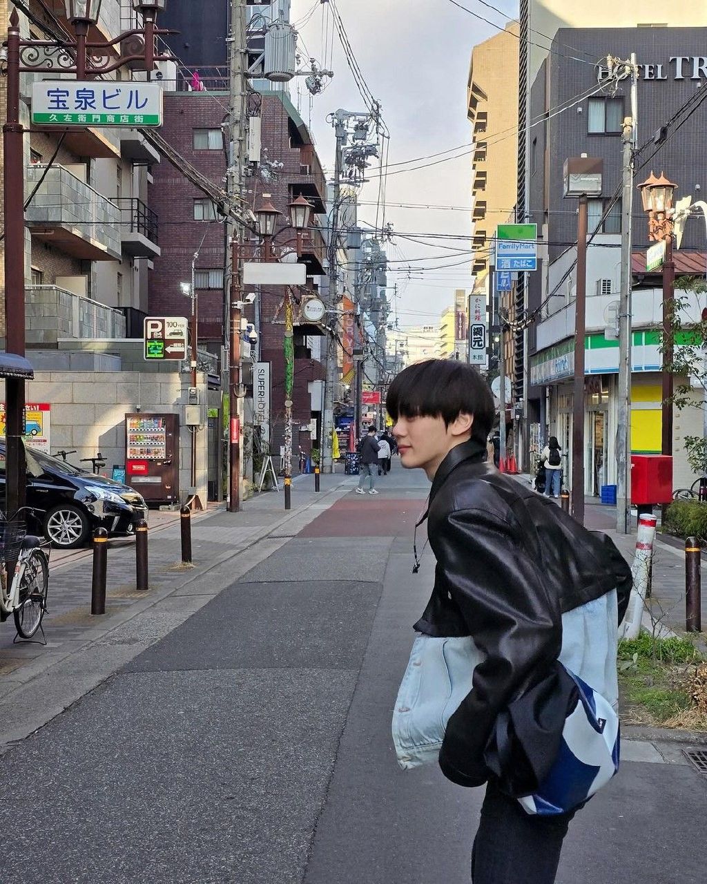 Dưới mái hiên quán quen, ánh nhìn vẫn chill