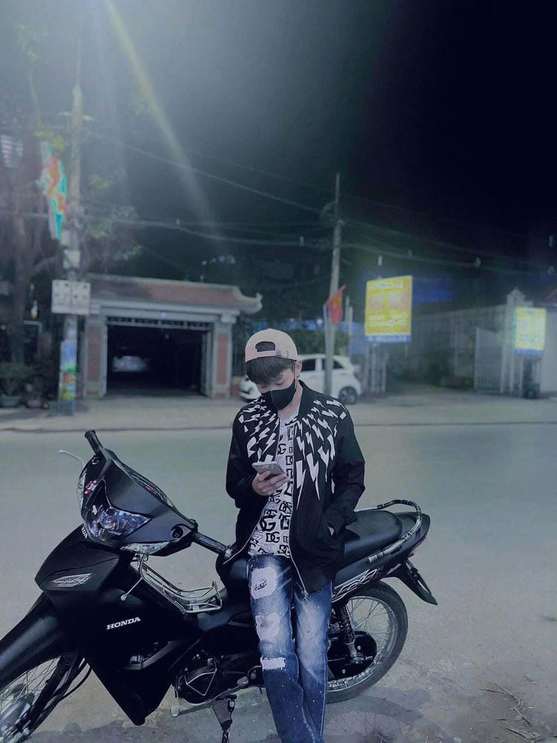 Ảnh trai đẹp ngồi trên xe máy