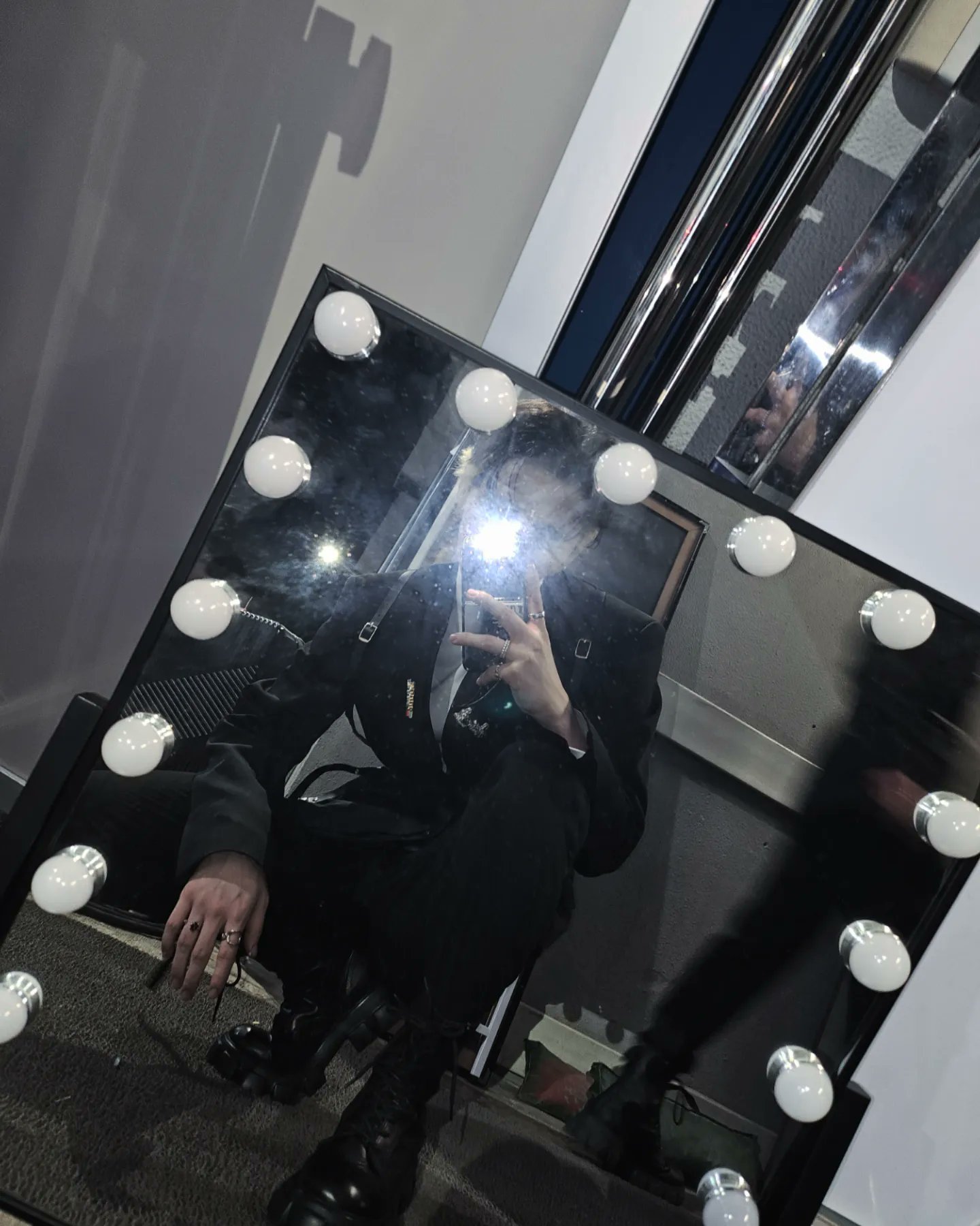 Lạnh lùng che mặt, vẫn đủ khiến tim đập