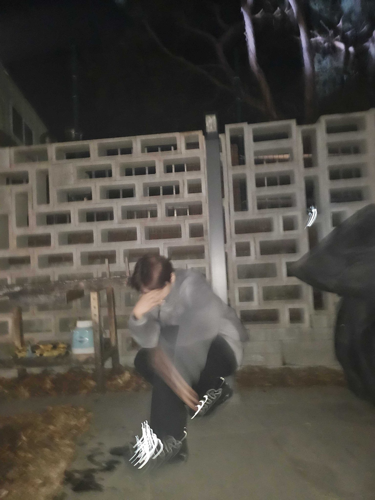 Trông như đi lạc giữa phố, nhưng thực ra là spotlight