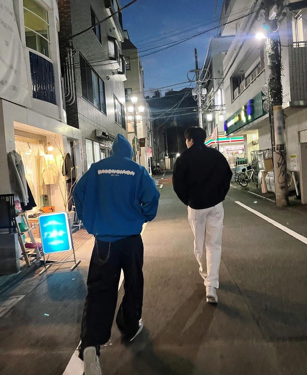 Một ánh đèn vàng cũng đủ làm nền cho anh