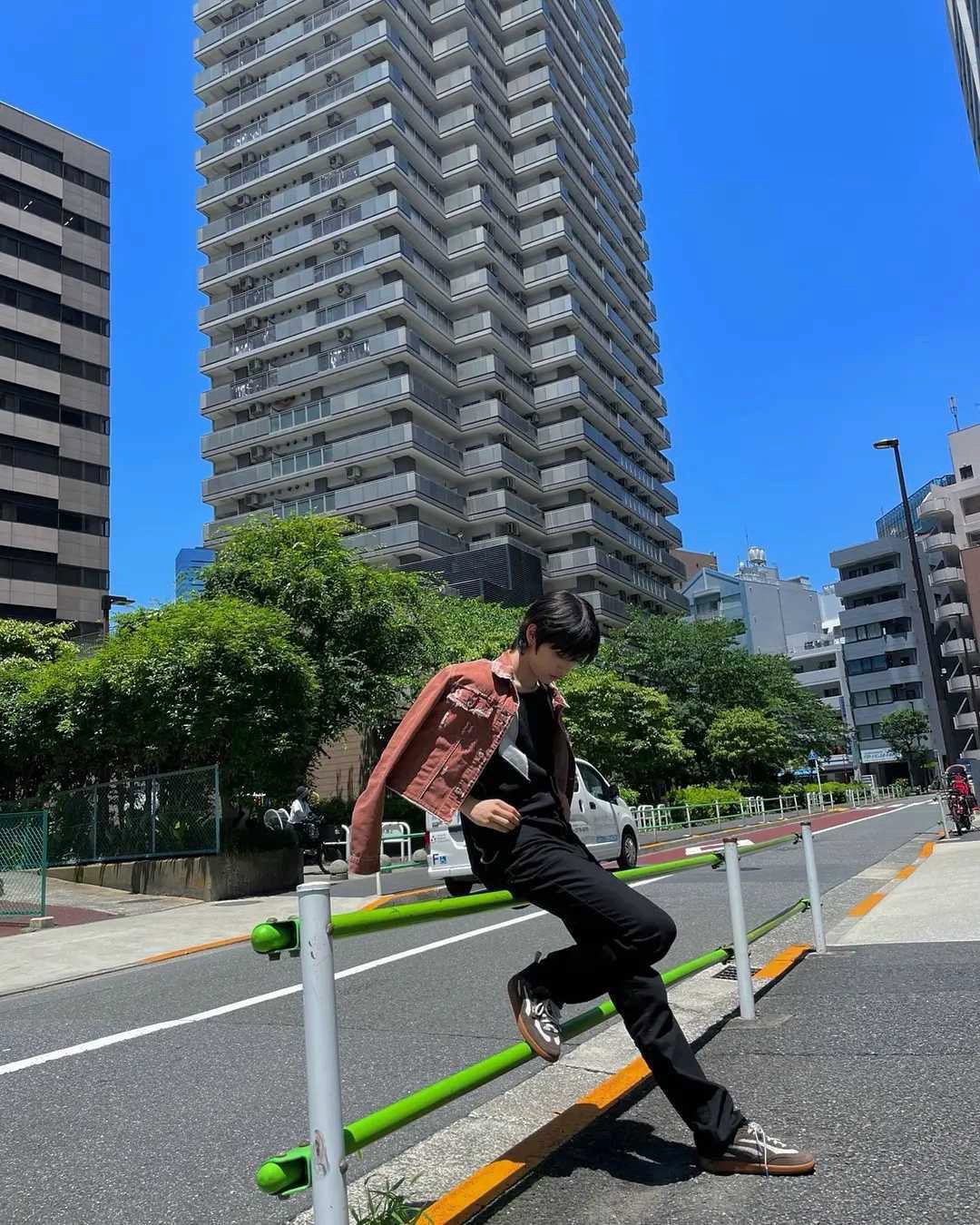 Một đôi sneaker kể lại hành trình tuổi trẻ