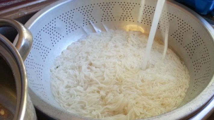 B4- Trụng bún, trình bày món ăn