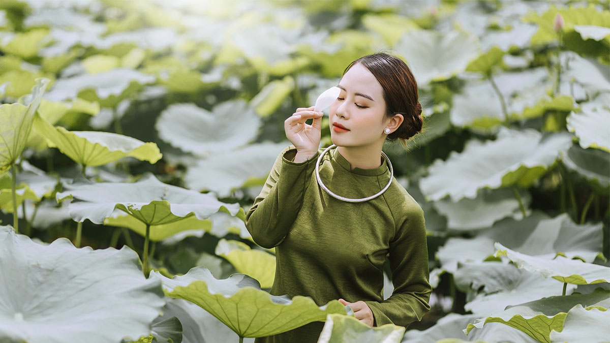 Cách tạo dáng chụp ảnh áo dài với hoa