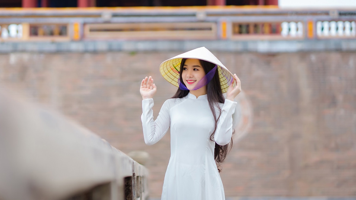 Cách tạo dáng chụp ảnh áo dài với nón