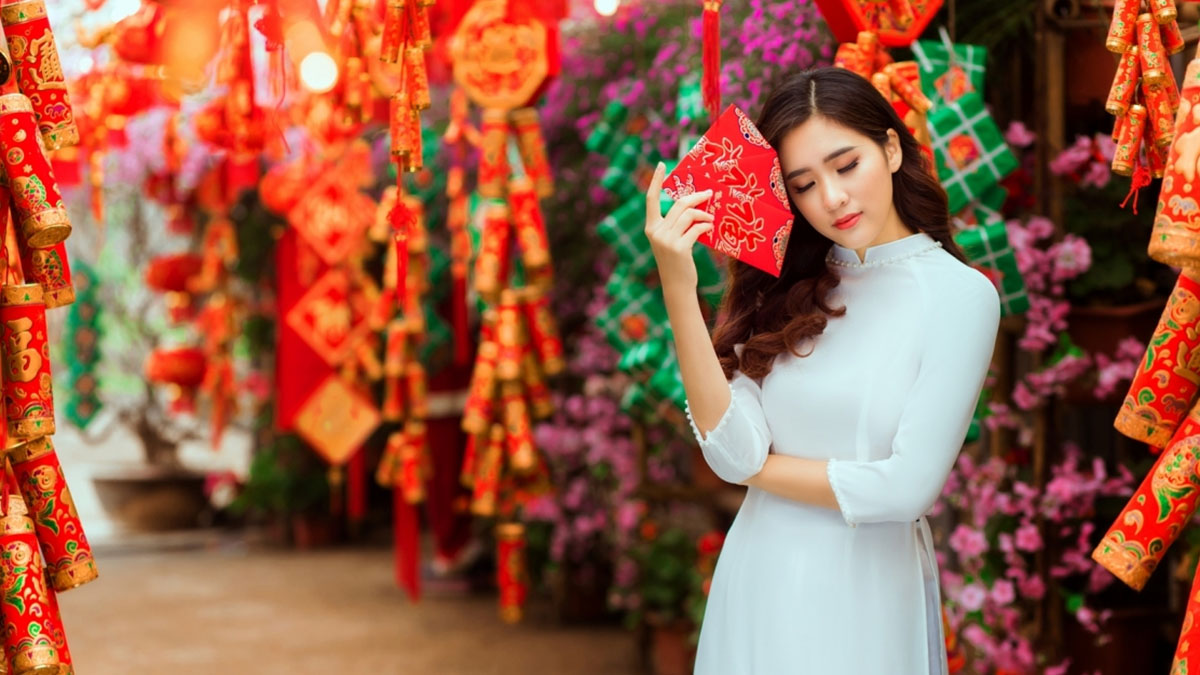 Cách tạo dáng chụp ảnh áo dài với bao lì xì