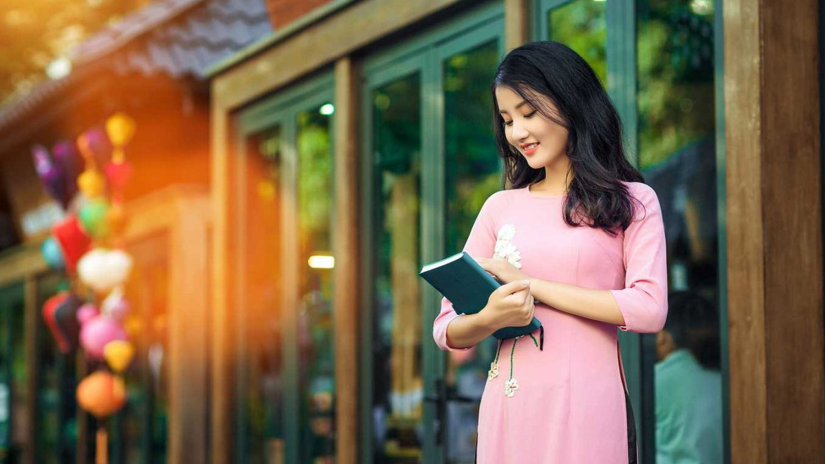 Cách tạo dáng chụp ảnh áo dài với sách