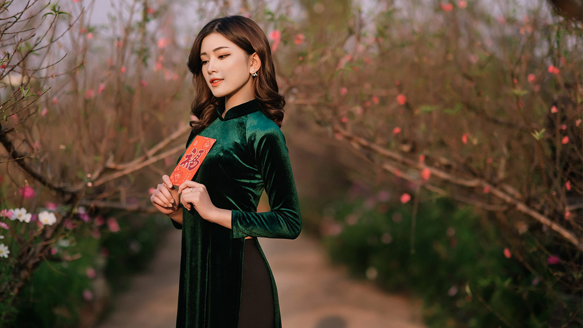 Cách tạo dáng chụp ảnh áo dài đứng nghiêng