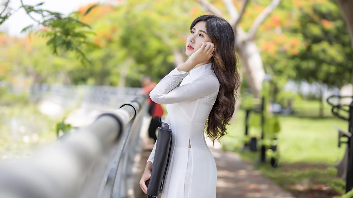 Cách tạo dáng chụp ảnh áo dài vén tóc