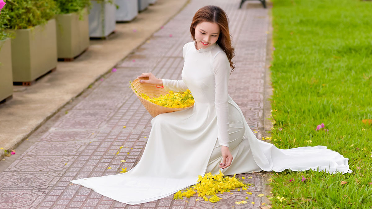 Cách tạo dáng chụp ảnh áo dài cầm tà sau