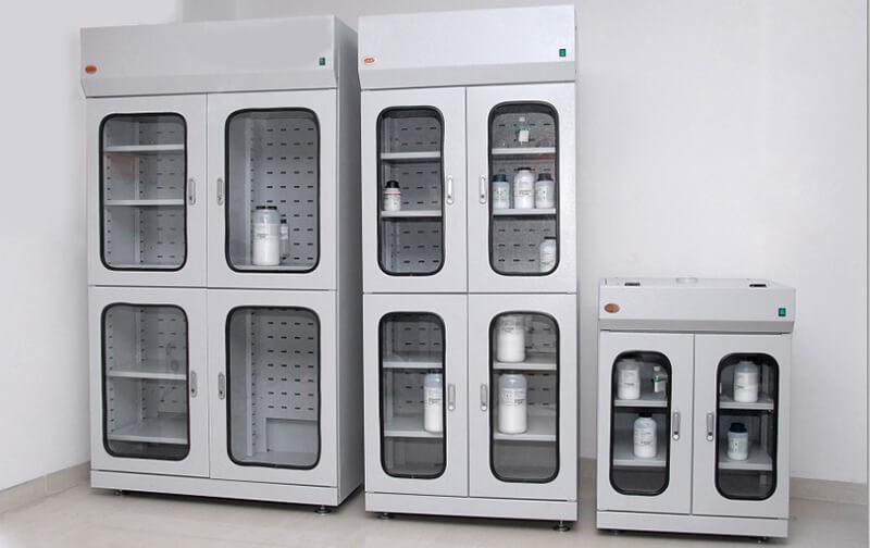 Cách bảo quản hóa chất trong phòng thí nghiệm trong các tủ hóa chất chuyên dụng