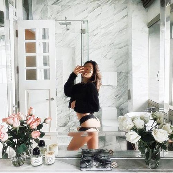 Khéo khoe vòng 3 căng tròn với cách tạo dáng nghiêng đầy cuốn hút.