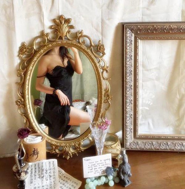 Chiếc váy ngủ được tạo dáng lả lơi giúp nàng đẹp nóng bỏng. Những kiểu váy màu đen sẽ tăng sự gợi cảm và bí ẩn cho bạn gái.