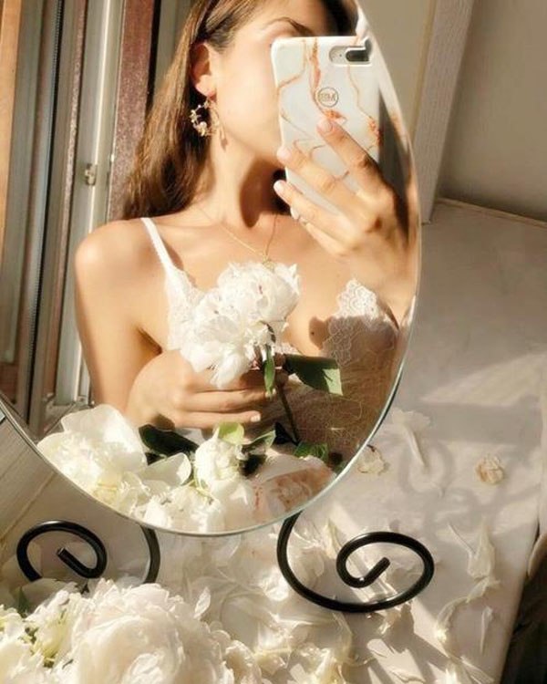 Kiểu chụp ảnh khoe một phần cơ thể phù hợp khi bạn chọn những chiếc gương nhỏ nhắn.