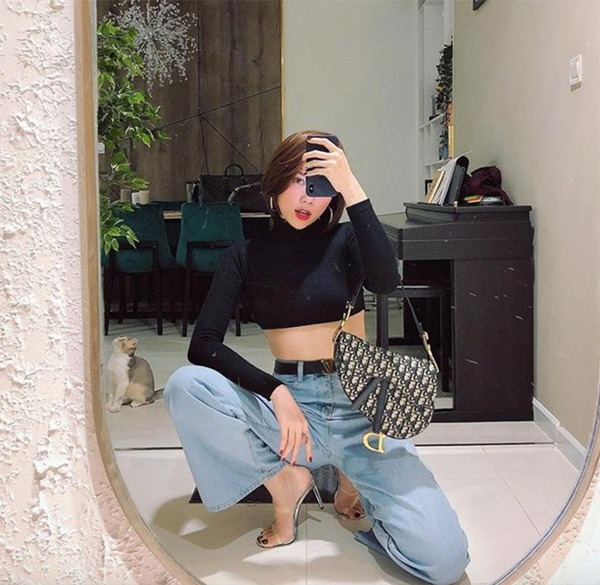 Để chụp ảnh kiểu này, phái đẹp có thể học hỏi cô nàng Tóc Tiên với một chân quỳ và một chân chống sàn rất cá tính. Lưu ý lưng luôn thẳng để phần eo trông thon gọn hơn.