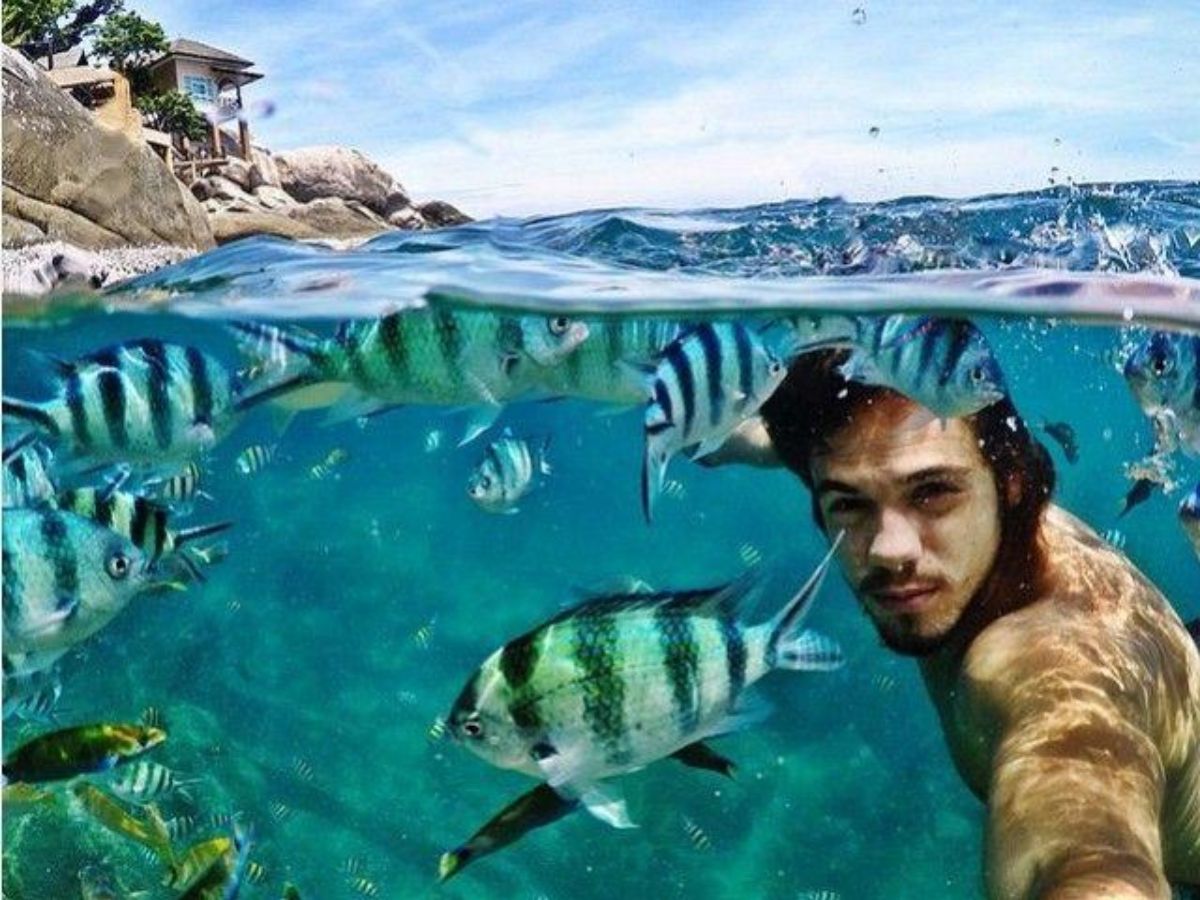 Chụp ảnh tự sướng dưới nước nên nhờ người khác hoặc sử dụng dụng cụ chống nước