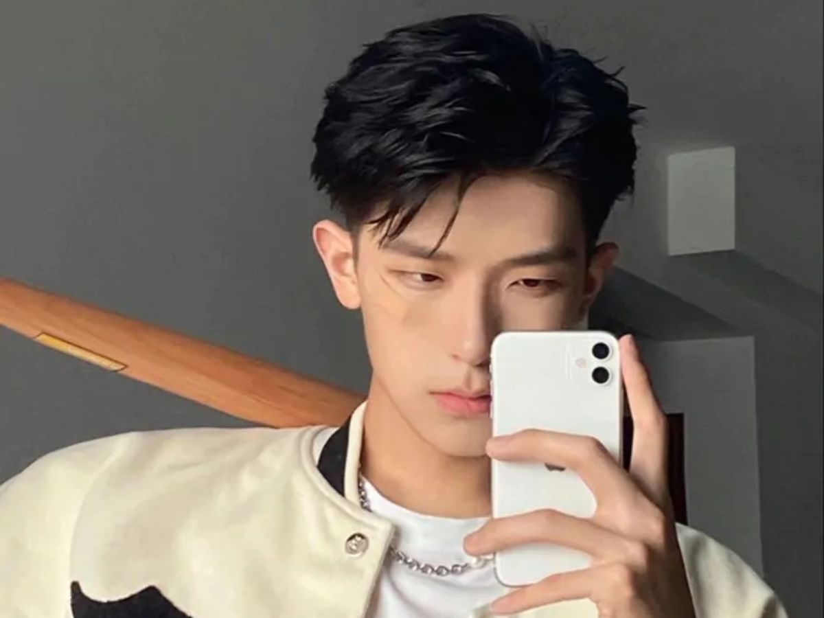 Chụp ảnh tự sướng trước gương 