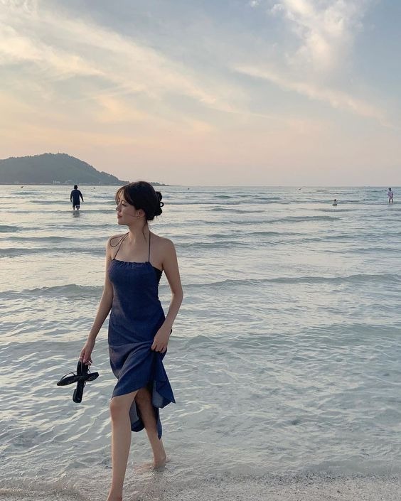 Chụp tư thế dạo bước nhẹ nhàng trên biển