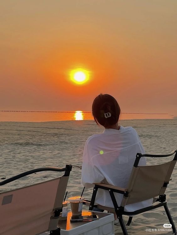 Tư thế ngồi “chill” đón mặt trời trên bãi biển