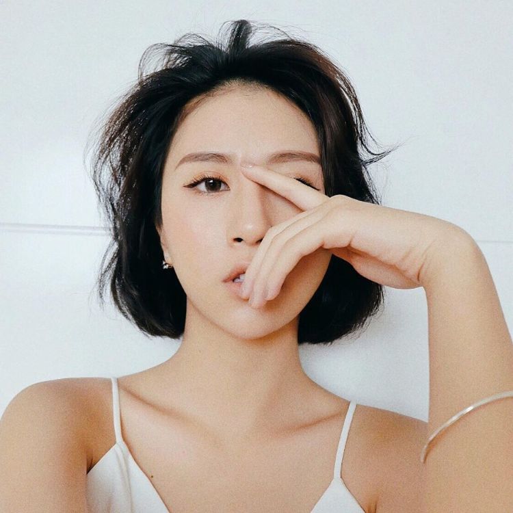 Chụp ảnh lấy tay che nửa mặt