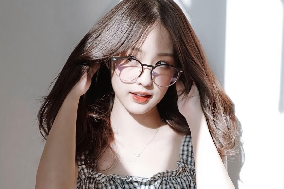 Hãy đeo kính khi chụp ảnh để tạo nên sự tự nhiên và thoải mái cho đôi mắt