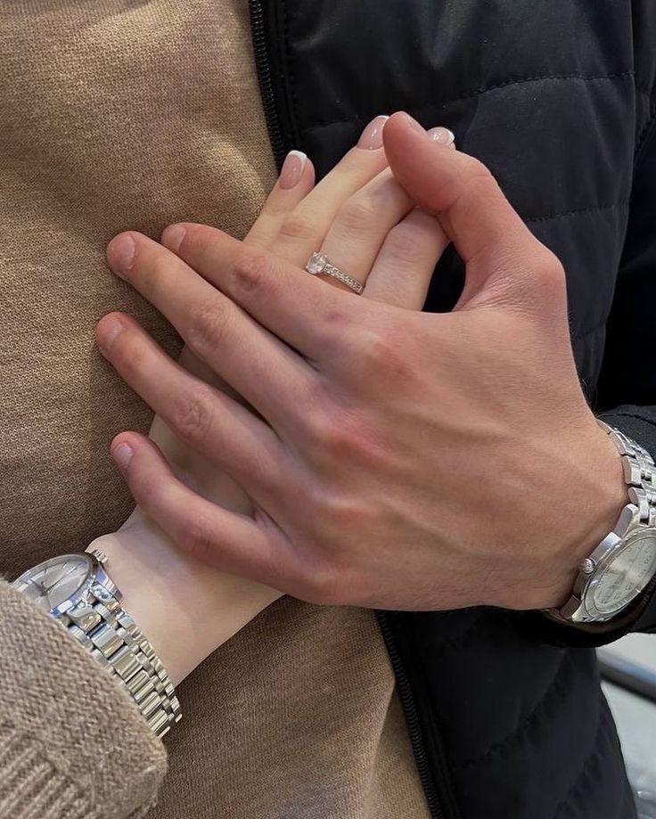 Hình ảnh cặp đôi nắm tay nhau trong các khoảnh khắc ý nghĩa