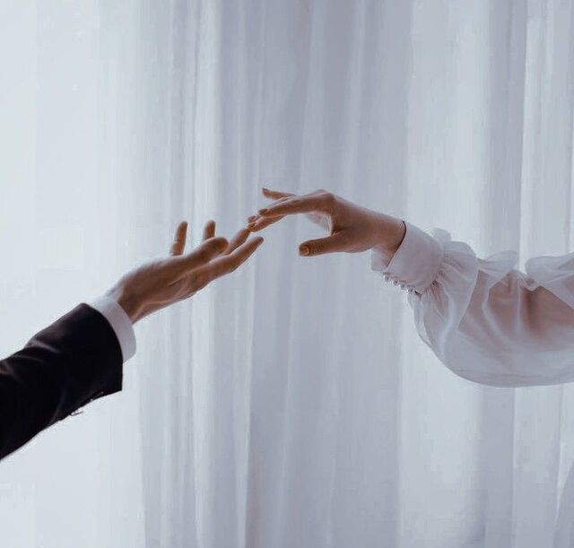 Ảnh cặp đôi yêu nhau nắm tay ngày kỷ niệm và ảnh tay đeo nhẫn đôi