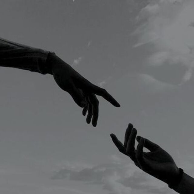 Ảnh tay đeo nhẫn đôi trong ngày kỷ niệm của cặp đôi yêu nhau