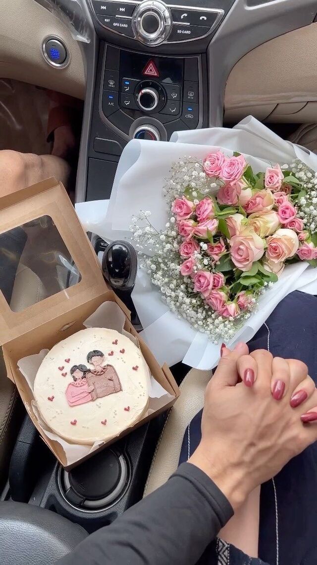 Hình nắm tay đẹp và ảnh tay đeo nhẫn đôi trong ảnh cưới ngoại cảnh