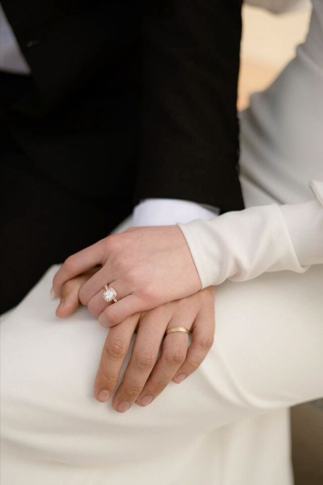 Hình ảnh đôi tay nghệ thuật đen trắng phù hợp làm avatar hoặc poster