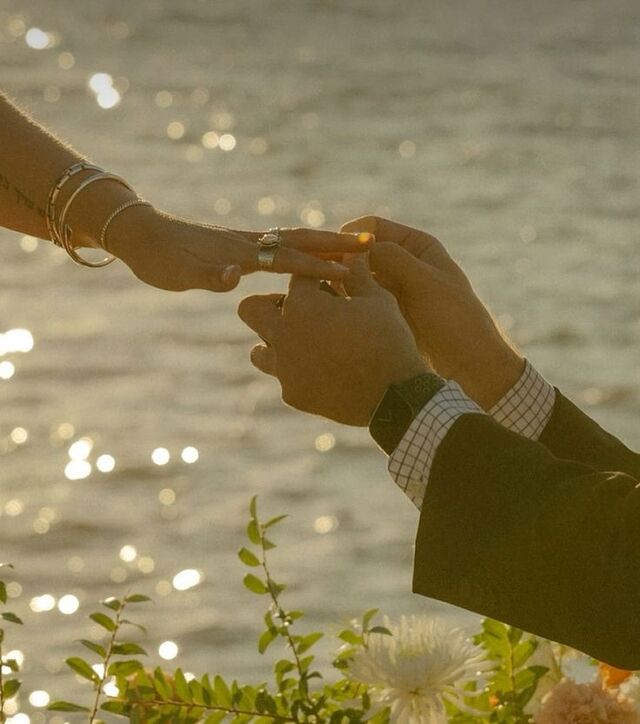 Hình ảnh cặp đôi nắm tay dùng làm poster, avatar