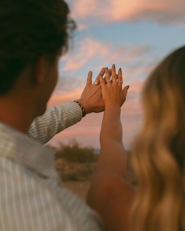 Hình ảnh cặp đôi nắm tay cùng ảnh tay đeo nhẫn đôi cho poster