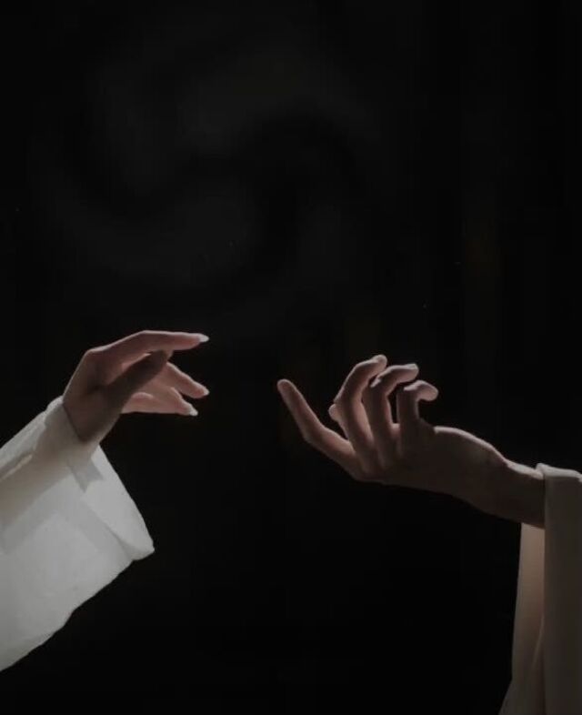 Hình ảnh nắm tay đeo nhẫn cưới lãng mạn của cặp đôi