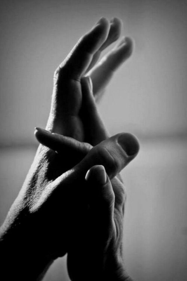 Hình ảnh nắm tay đeo nhẫn cưới và hình cặp đôi nắm tay nhau ngày trọng đại