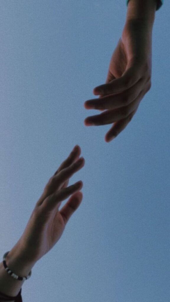 Hình nền máy tính đơn giản với ảnh đôi tay lãng mạn